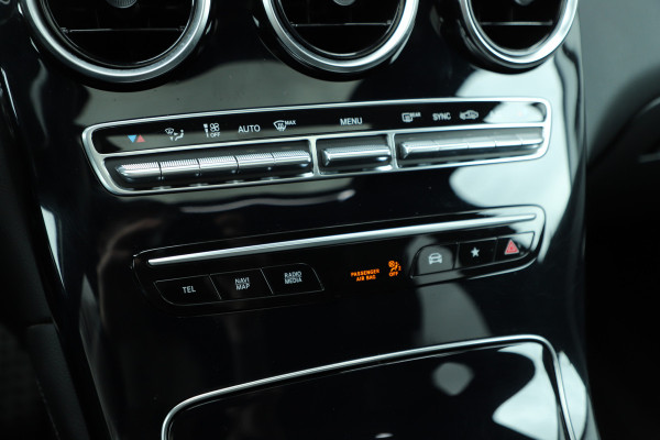Mercedes-Benz GLC Coupé 300 AMG 4-Matic | 258PK | Schuifdak | Trekhaak | Led | Carplay | Distronic | Leder | Stoelverwarming | 2020.