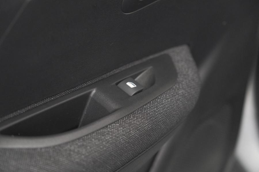 Peugeot 208 1.2 Hybrid 110 e-DCS6 Style | Parkeersensoren | Apple Carplay | Cruise Control | Navigatie