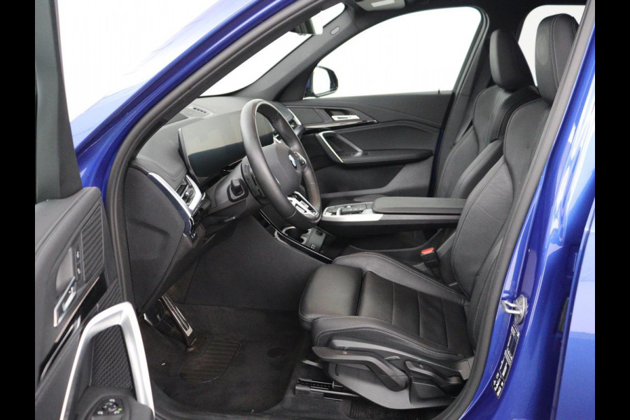 BMW X1 xDrive23i M Sport | Head-Up | Adaptieve Cruise | Trekhaak | Leder | 360 camera | Stoelverwarming | Keyless | Adaptief LED | Carplay | Sportstoelen | Live Cockpit Professional