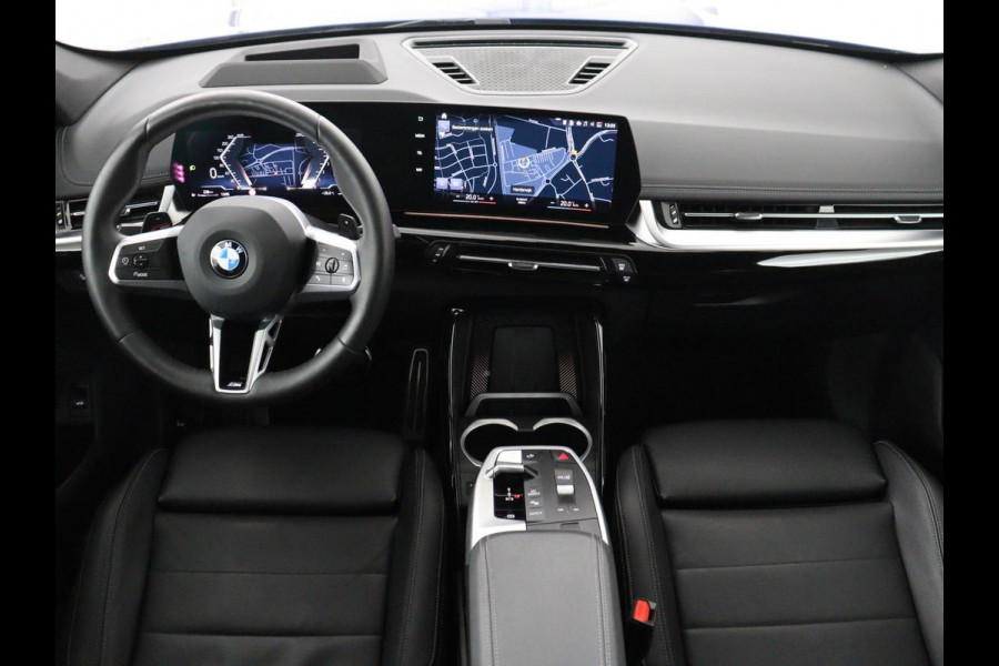 BMW X1 xDrive23i M Sport | Head-Up | Adaptieve Cruise | Trekhaak | Leder | 360 camera | Stoelverwarming | Keyless | Adaptief LED | Carplay | Sportstoelen | Live Cockpit Professional