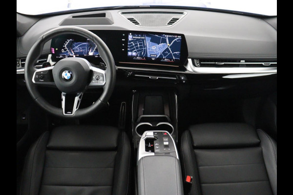 BMW X1 xDrive23i M Sport | Head-Up | Adaptieve Cruise | Trekhaak | Leder | 360 camera | Stoelverwarming | Keyless | Adaptief LED | Carplay | Sportstoelen | Live Cockpit Professional