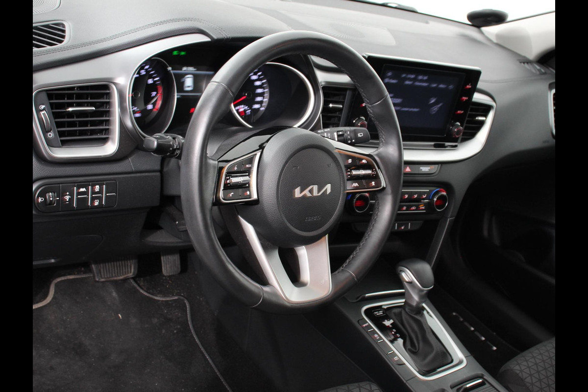 Kia Ceed Sportswagon 1.5 T-GDi 160pk Automaat DynamicLine Climate control Adaptieve cruise control Stuurverwarming Stoelverwarming Navigatie Apple Carplay/ Android Auto Lichtmetalen velgen Achteruitrijcamera