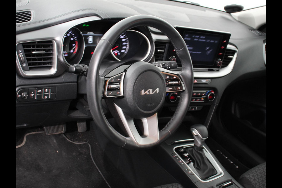 Kia Ceed Sportswagon 1.5 T-GDi 160pk Automaat DynamicLine Climate control Adaptieve cruise control Stuurverwarming Stoelverwarming Navigatie Apple Carplay/ Android Auto Lichtmetalen velgen Achteruitrijcamera