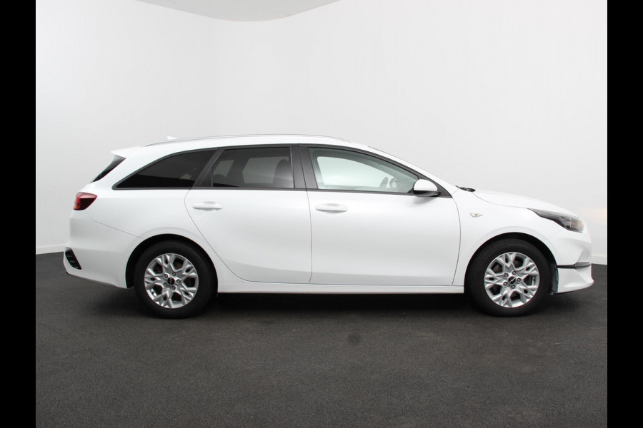 Kia Ceed Sportswagon 1.5 T-GDi 160pk Automaat DynamicLine Climate control Adaptieve cruise control Stuurverwarming Stoelverwarming Navigatie Apple Carplay/ Android Auto Lichtmetalen velgen Achteruitrijcamera