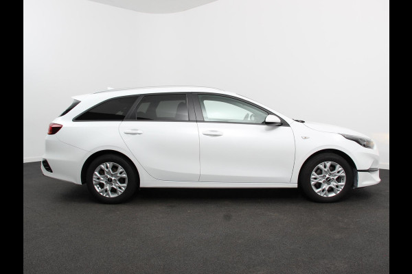 Kia Ceed Sportswagon 1.5 T-GDi 160pk Automaat DynamicLine Climate control Adaptieve cruise control Stuurverwarming Stoelverwarming Navigatie Apple Carplay/ Android Auto Lichtmetalen velgen Achteruitrijcamera