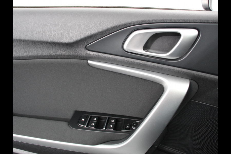 Kia Ceed Sportswagon 1.5 T-GDi 160pk Automaat DynamicLine Climate control Adaptieve cruise control Stuurverwarming Stoelverwarming Navigatie Apple Carplay/ Android Auto Lichtmetalen velgen Achteruitrijcamera