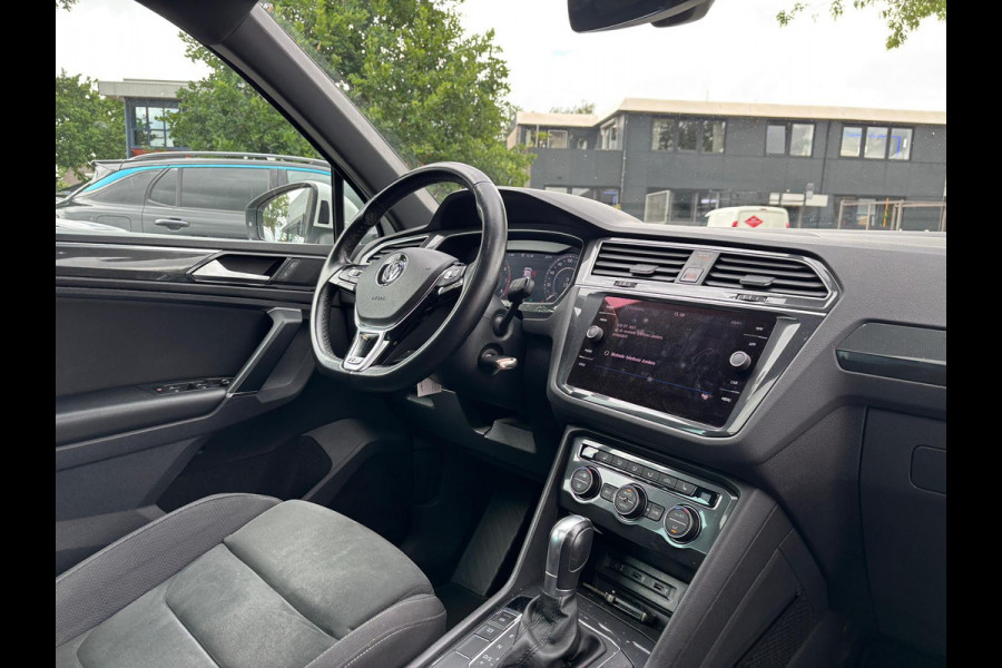 Volkswagen Tiguan 1.4 TSI ACT Highline Panoramadak Trekhaak R-line DSG 19 inch LMV all Season banden Chrome sierdelen