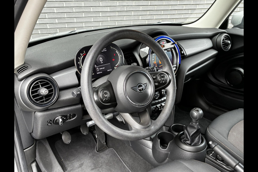 MINI Hatchback Cooper 3 deurs / Airconditioning / Bluetooth / Elektrisch Pakket / DAB / 16 Inch / Chrome Line