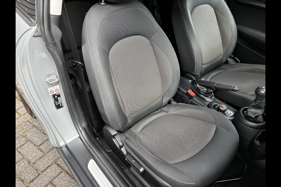 MINI Hatchback Cooper 3 deurs / Airconditioning / Bluetooth / Elektrisch Pakket / DAB / 16 Inch / Chrome Line