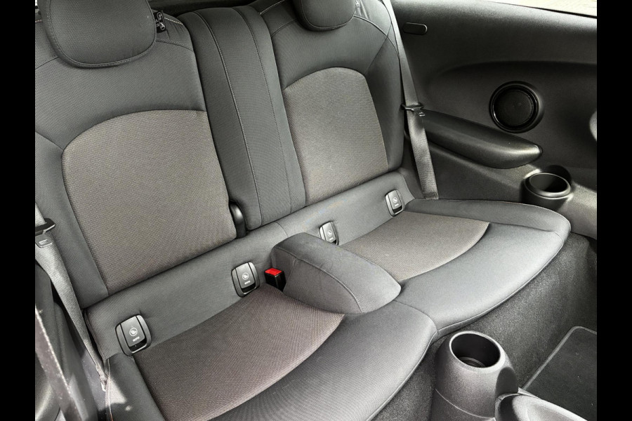 MINI Hatchback Cooper 3 deurs / Airconditioning / Bluetooth / Elektrisch Pakket / DAB / 16 Inch / Chrome Line