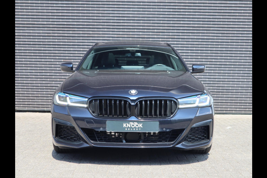 BMW 5 Serie Touring 530d High Executive M Sport Pakket Automaat / Live Cockpit Professional / Head-Up Display / Panoramadak / Laser / Adaptieve Cruise Control / Stoelverwarming / HiFi / 20 Inch / Sportstoelen voor / DAB