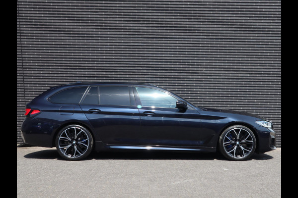 BMW 5 Serie Touring 530d High Executive M Sport Pakket Automaat / Live Cockpit Professional / Head-Up Display / Panoramadak / Laser / Adaptieve Cruise Control / Stoelverwarming / HiFi / 20 Inch / Sportstoelen voor / DAB