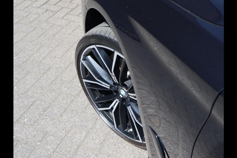 BMW 5 Serie Touring 530d High Executive M Sport Pakket Automaat / Live Cockpit Professional / Head-Up Display / Panoramadak / Laser / Adaptieve Cruise Control / Stoelverwarming / HiFi / 20 Inch / Sportstoelen voor / DAB