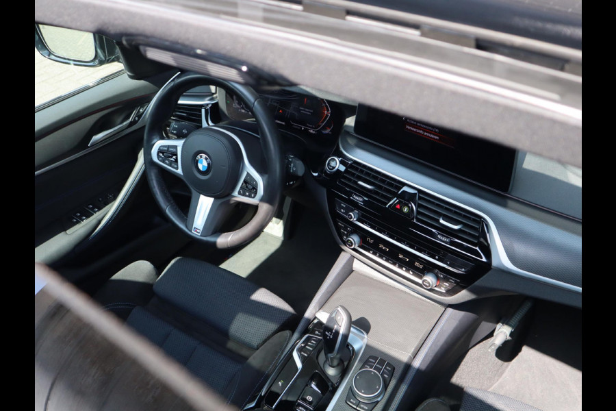 BMW 5 Serie Touring 530d High Executive M Sport Pakket Automaat / Live Cockpit Professional / Head-Up Display / Panoramadak / Laser / Adaptieve Cruise Control / Stoelverwarming / HiFi / 20 Inch / Sportstoelen voor / DAB