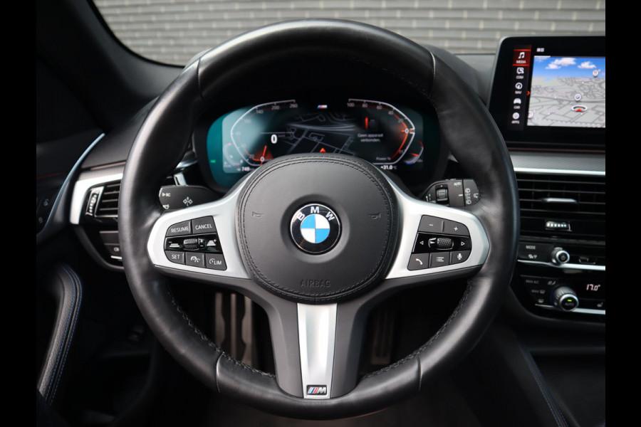 BMW 5 Serie Touring 530d High Executive M Sport Pakket Automaat / Live Cockpit Professional / Head-Up Display / Panoramadak / Laser / Adaptieve Cruise Control / Stoelverwarming / HiFi / 20 Inch / Sportstoelen voor / DAB
