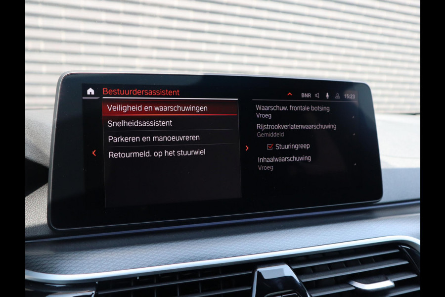 BMW 5 Serie Touring 530d High Executive M Sport Pakket Automaat / Live Cockpit Professional / Head-Up Display / Panoramadak / Laser / Adaptieve Cruise Control / Stoelverwarming / HiFi / 20 Inch / Sportstoelen voor / DAB