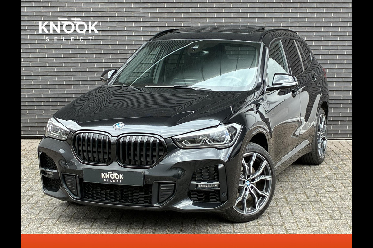 BMW X1 xDrive25e High Executive M Sport Pakket Automaat / Panoramadak / Trekhaak / Shadow Line / LED / Head-up Display / Sportstoelen / 19 Inch / Leder / Parkeersensoren voor+achter / Stoelverwarming / Harman Kardon / Achteruitrijcamera / Stuurwielverwarming / Extra Getint Glas