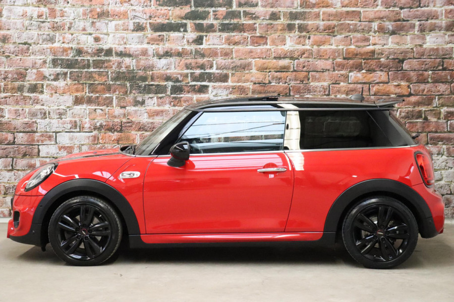 MINI Hatchback Cooper S Knightsbridge Edition Automaat 3 deurs / Panoramadak / Navigatiesysteem Plus / Leder / Harman Kardon / Stoelverwarming / LED / Head-Up Display / JCW Exterieur / 17 Inch / Extra Getint Glas / Parkeersensoren
