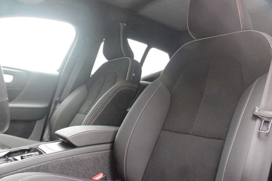 Volvo XC40 2.0 B4 197PK PLUS BLACK EDITION PANORAMISCH SCHUIF/KANTELDAK | LIGHTING PACK - MATRIX LED KOPLAMPEN MET REINIGINGSINSTALLATIE EN MISTLAMPEN | PREMIUM AUDIO BY HARMAN KARDON | APPLE CARPLAY/ANDROID AUTO | DRAADLOZE TELEFOONLADER | LICHTMETALEN VELGEN 20'' 5-SPAAKS BLACK EDITION | VISIUAL PARK ASSIST (360 GRADEN CAMERA) | PARKEERSENSOREN VOOR + ACHTER | BLIND SPOT INFORMATION SYSTEM (DODE HOEK BEWAKING) | INKLAPBARE TREKHAAK MET 2000KG TREKGEWICHT! | POWER SEATS - ELEKTRISCH VERSTELBARE VOORSTOELEN MET GEHEUGEN OP BESTUURDERSSTOEL | STOEL, STUUR EN VOORRUIT VERWARMING |