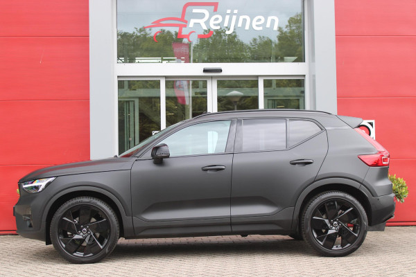Volvo XC40 2.0 B4 197PK PLUS BLACK EDITION PANORAMISCH SCHUIF/KANTELDAK | LIGHTING PACK - MATRIX LED KOPLAMPEN MET REINIGINGSINSTALLATIE EN MISTLAMPEN | PREMIUM AUDIO BY HARMAN KARDON | APPLE CARPLAY/ANDROID AUTO | DRAADLOZE TELEFOONLADER | LICHTMETALEN VELGEN 20'' 5-SPAAKS BLACK EDITION | VISIUAL PARK ASSIST (360 GRADEN CAMERA) | PARKEERSENSOREN VOOR + ACHTER | BLIND SPOT INFORMATION SYSTEM (DODE HOEK BEWAKING) | INKLAPBARE TREKHAAK MET 2000KG TREKGEWICHT! | POWER SEATS - ELEKTRISCH VERSTELBARE VOORSTOELEN MET GEHEUGEN OP BESTUURDERSSTOEL | STOEL, STUUR EN VOORRUIT VERWARMING |