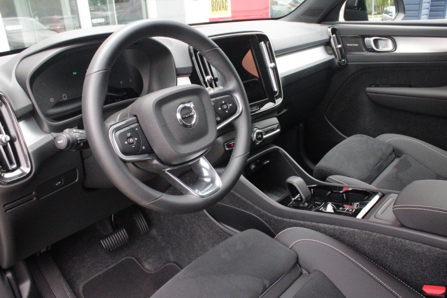 Volvo XC40 2.0 B4 197PK PLUS BLACK EDITION PANORAMISCH SCHUIF/KANTELDAK | LIGHTING PACK - MATRIX LED KOPLAMPEN MET REINIGINGSINSTALLATIE EN MISTLAMPEN | PREMIUM AUDIO BY HARMAN KARDON | APPLE CARPLAY/ANDROID AUTO | DRAADLOZE TELEFOONLADER | LICHTMETALEN VELGEN 20'' 5-SPAAKS BLACK EDITION | VISIUAL PARK ASSIST (360 GRADEN CAMERA) | PARKEERSENSOREN VOOR + ACHTER | BLIND SPOT INFORMATION SYSTEM (DODE HOEK BEWAKING) | INKLAPBARE TREKHAAK MET 2000KG TREKGEWICHT! | POWER SEATS - ELEKTRISCH VERSTELBARE VOORSTOELEN MET GEHEUGEN OP BESTUURDERSSTOEL | STOEL, STUUR EN VOORRUIT VERWARMING |