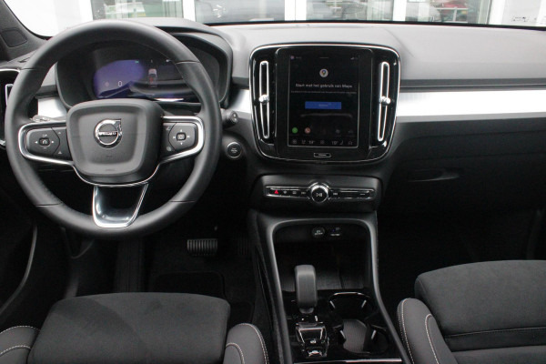 Volvo XC40 2.0 B4 197PK PLUS BLACK EDITION PANORAMISCH SCHUIF/KANTELDAK | LIGHTING PACK - MATRIX LED KOPLAMPEN MET REINIGINGSINSTALLATIE EN MISTLAMPEN | PREMIUM AUDIO BY HARMAN KARDON | APPLE CARPLAY/ANDROID AUTO | DRAADLOZE TELEFOONLADER | LICHTMETALEN VELGEN 20'' 5-SPAAKS BLACK EDITION | VISIUAL PARK ASSIST (360 GRADEN CAMERA) | PARKEERSENSOREN VOOR + ACHTER | BLIND SPOT INFORMATION SYSTEM (DODE HOEK BEWAKING) | INKLAPBARE TREKHAAK MET 2000KG TREKGEWICHT! | POWER SEATS - ELEKTRISCH VERSTELBARE VOORSTOELEN MET GEHEUGEN OP BESTUURDERSSTOEL | STOEL, STUUR EN VOORRUIT VERWARMING |