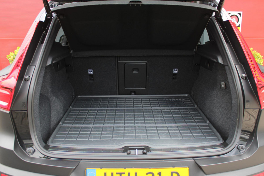 Volvo XC40 2.0 B4 197PK PLUS BLACK EDITION PANORAMISCH SCHUIF/KANTELDAK | LIGHTING PACK - MATRIX LED KOPLAMPEN MET REINIGINGSINSTALLATIE EN MISTLAMPEN | PREMIUM AUDIO BY HARMAN KARDON | APPLE CARPLAY/ANDROID AUTO | DRAADLOZE TELEFOONLADER | LICHTMETALEN VELGEN 20'' 5-SPAAKS BLACK EDITION | VISIUAL PARK ASSIST (360 GRADEN CAMERA) | PARKEERSENSOREN VOOR + ACHTER | BLIND SPOT INFORMATION SYSTEM (DODE HOEK BEWAKING) | INKLAPBARE TREKHAAK MET 2000KG TREKGEWICHT! | POWER SEATS - ELEKTRISCH VERSTELBARE VOORSTOELEN MET GEHEUGEN OP BESTUURDERSSTOEL | STOEL, STUUR EN VOORRUIT VERWARMING |
