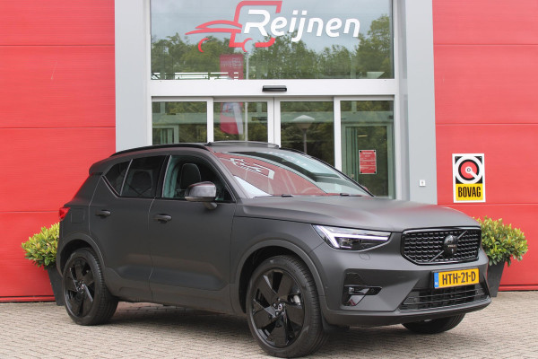 Volvo XC40 2.0 B4 197PK PLUS BLACK EDITION PANORAMISCH SCHUIF/KANTELDAK | LIGHTING PACK - MATRIX LED KOPLAMPEN MET REINIGINGSINSTALLATIE EN MISTLAMPEN | PREMIUM AUDIO BY HARMAN KARDON | APPLE CARPLAY/ANDROID AUTO | DRAADLOZE TELEFOONLADER | LICHTMETALEN VELGEN 20'' 5-SPAAKS BLACK EDITION | VISIUAL PARK ASSIST (360 GRADEN CAMERA) | PARKEERSENSOREN VOOR + ACHTER | BLIND SPOT INFORMATION SYSTEM (DODE HOEK BEWAKING) | INKLAPBARE TREKHAAK MET 2000KG TREKGEWICHT! | POWER SEATS - ELEKTRISCH VERSTELBARE VOORSTOELEN MET GEHEUGEN OP BESTUURDERSSTOEL | STOEL, STUUR EN VOORRUIT VERWARMING |