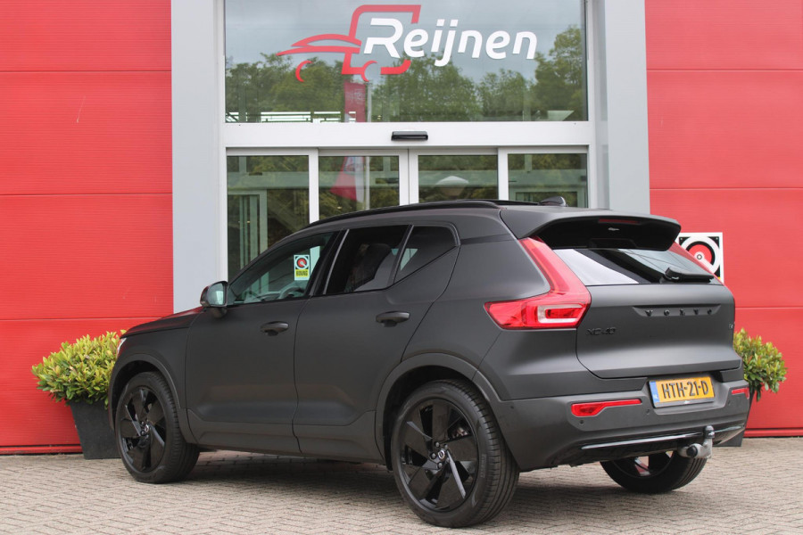 Volvo XC40 2.0 B4 197PK PLUS BLACK EDITION PANORAMISCH SCHUIF/KANTELDAK | LIGHTING PACK - MATRIX LED KOPLAMPEN MET REINIGINGSINSTALLATIE EN MISTLAMPEN | PREMIUM AUDIO BY HARMAN KARDON | APPLE CARPLAY/ANDROID AUTO | DRAADLOZE TELEFOONLADER | LICHTMETALEN VELGEN 20'' 5-SPAAKS BLACK EDITION | VISIUAL PARK ASSIST (360 GRADEN CAMERA) | PARKEERSENSOREN VOOR + ACHTER | BLIND SPOT INFORMATION SYSTEM (DODE HOEK BEWAKING) | INKLAPBARE TREKHAAK MET 2000KG TREKGEWICHT! | POWER SEATS - ELEKTRISCH VERSTELBARE VOORSTOELEN MET GEHEUGEN OP BESTUURDERSSTOEL | STOEL, STUUR EN VOORRUIT VERWARMING |