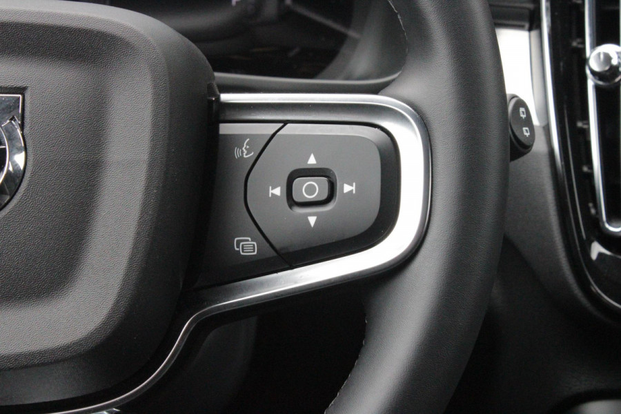 Volvo XC40 2.0 B4 197PK PLUS BLACK EDITION PANORAMISCH SCHUIF/KANTELDAK | LIGHTING PACK - MATRIX LED KOPLAMPEN MET REINIGINGSINSTALLATIE EN MISTLAMPEN | PREMIUM AUDIO BY HARMAN KARDON | APPLE CARPLAY/ANDROID AUTO | DRAADLOZE TELEFOONLADER | LICHTMETALEN VELGEN 20'' 5-SPAAKS BLACK EDITION | VISIUAL PARK ASSIST (360 GRADEN CAMERA) | PARKEERSENSOREN VOOR + ACHTER | BLIND SPOT INFORMATION SYSTEM (DODE HOEK BEWAKING) | INKLAPBARE TREKHAAK MET 2000KG TREKGEWICHT! | POWER SEATS - ELEKTRISCH VERSTELBARE VOORSTOELEN MET GEHEUGEN OP BESTUURDERSSTOEL | STOEL, STUUR EN VOORRUIT VERWARMING |