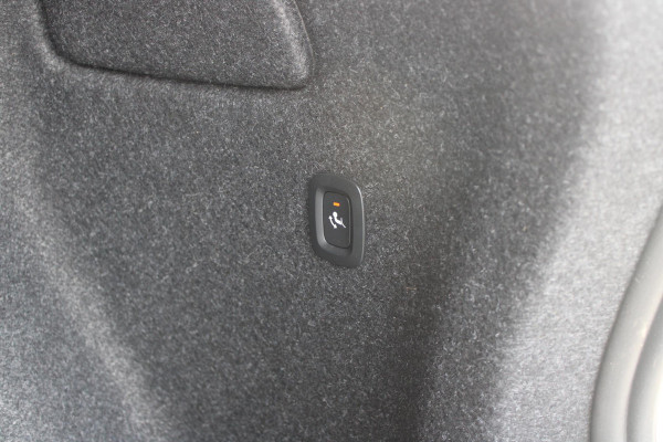 Volvo XC40 2.0 B4 197PK PLUS BLACK EDITION PANORAMISCH SCHUIF/KANTELDAK | LIGHTING PACK - MATRIX LED KOPLAMPEN MET REINIGINGSINSTALLATIE EN MISTLAMPEN | PREMIUM AUDIO BY HARMAN KARDON | APPLE CARPLAY/ANDROID AUTO | DRAADLOZE TELEFOONLADER | LICHTMETALEN VELGEN 20'' 5-SPAAKS BLACK EDITION | VISIUAL PARK ASSIST (360 GRADEN CAMERA) | PARKEERSENSOREN VOOR + ACHTER | BLIND SPOT INFORMATION SYSTEM (DODE HOEK BEWAKING) | INKLAPBARE TREKHAAK MET 2000KG TREKGEWICHT! | POWER SEATS - ELEKTRISCH VERSTELBARE VOORSTOELEN MET GEHEUGEN OP BESTUURDERSSTOEL | STOEL, STUUR EN VOORRUIT VERWARMING |