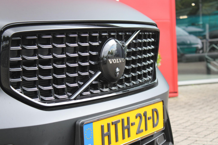 Volvo XC40 2.0 B4 197PK PLUS BLACK EDITION PANORAMISCH SCHUIF/KANTELDAK | LIGHTING PACK - MATRIX LED KOPLAMPEN MET REINIGINGSINSTALLATIE EN MISTLAMPEN | PREMIUM AUDIO BY HARMAN KARDON | APPLE CARPLAY/ANDROID AUTO | DRAADLOZE TELEFOONLADER | LICHTMETALEN VELGEN 20'' 5-SPAAKS BLACK EDITION | VISIUAL PARK ASSIST (360 GRADEN CAMERA) | PARKEERSENSOREN VOOR + ACHTER | BLIND SPOT INFORMATION SYSTEM (DODE HOEK BEWAKING) | INKLAPBARE TREKHAAK MET 2000KG TREKGEWICHT! | POWER SEATS - ELEKTRISCH VERSTELBARE VOORSTOELEN MET GEHEUGEN OP BESTUURDERSSTOEL | STOEL, STUUR EN VOORRUIT VERWARMING |