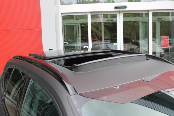 Volvo XC40 2.0 B4 197PK PLUS BLACK EDITION PANORAMISCH SCHUIF/KANTELDAK | LIGHTING PACK - MATRIX LED KOPLAMPEN MET REINIGINGSINSTALLATIE EN MISTLAMPEN | PREMIUM AUDIO BY HARMAN KARDON | APPLE CARPLAY/ANDROID AUTO | DRAADLOZE TELEFOONLADER | LICHTMETALEN VELGEN 20'' 5-SPAAKS BLACK EDITION | VISIUAL PARK ASSIST (360 GRADEN CAMERA) | PARKEERSENSOREN VOOR + ACHTER | BLIND SPOT INFORMATION SYSTEM (DODE HOEK BEWAKING) | INKLAPBARE TREKHAAK MET 2000KG TREKGEWICHT! | POWER SEATS - ELEKTRISCH VERSTELBARE VOORSTOELEN MET GEHEUGEN OP BESTUURDERSSTOEL | STOEL, STUUR EN VOORRUIT VERWARMING |