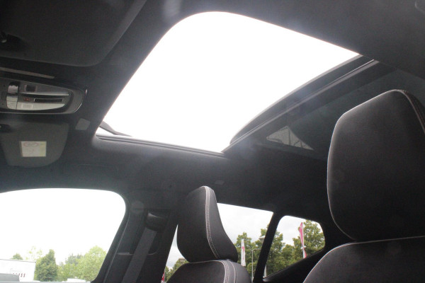 Volvo XC40 2.0 B4 197PK PLUS BLACK EDITION PANORAMISCH SCHUIF/KANTELDAK | LIGHTING PACK - MATRIX LED KOPLAMPEN MET REINIGINGSINSTALLATIE EN MISTLAMPEN | PREMIUM AUDIO BY HARMAN KARDON | APPLE CARPLAY/ANDROID AUTO | DRAADLOZE TELEFOONLADER | LICHTMETALEN VELGEN 20'' 5-SPAAKS BLACK EDITION | VISIUAL PARK ASSIST (360 GRADEN CAMERA) | PARKEERSENSOREN VOOR + ACHTER | BLIND SPOT INFORMATION SYSTEM (DODE HOEK BEWAKING) | INKLAPBARE TREKHAAK MET 2000KG TREKGEWICHT! | POWER SEATS - ELEKTRISCH VERSTELBARE VOORSTOELEN MET GEHEUGEN OP BESTUURDERSSTOEL | STOEL, STUUR EN VOORRUIT VERWARMING |