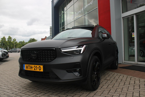 Volvo XC40 2.0 B4 197PK PLUS BLACK EDITION PANORAMISCH SCHUIF/KANTELDAK | LIGHTING PACK - MATRIX LED KOPLAMPEN MET REINIGINGSINSTALLATIE EN MISTLAMPEN | PREMIUM AUDIO BY HARMAN KARDON | APPLE CARPLAY/ANDROID AUTO | DRAADLOZE TELEFOONLADER | LICHTMETALEN VELGEN 20'' 5-SPAAKS BLACK EDITION | VISIUAL PARK ASSIST (360 GRADEN CAMERA) | PARKEERSENSOREN VOOR + ACHTER | BLIND SPOT INFORMATION SYSTEM (DODE HOEK BEWAKING) | INKLAPBARE TREKHAAK MET 2000KG TREKGEWICHT! | POWER SEATS - ELEKTRISCH VERSTELBARE VOORSTOELEN MET GEHEUGEN OP BESTUURDERSSTOEL | STOEL, STUUR EN VOORRUIT VERWARMING |