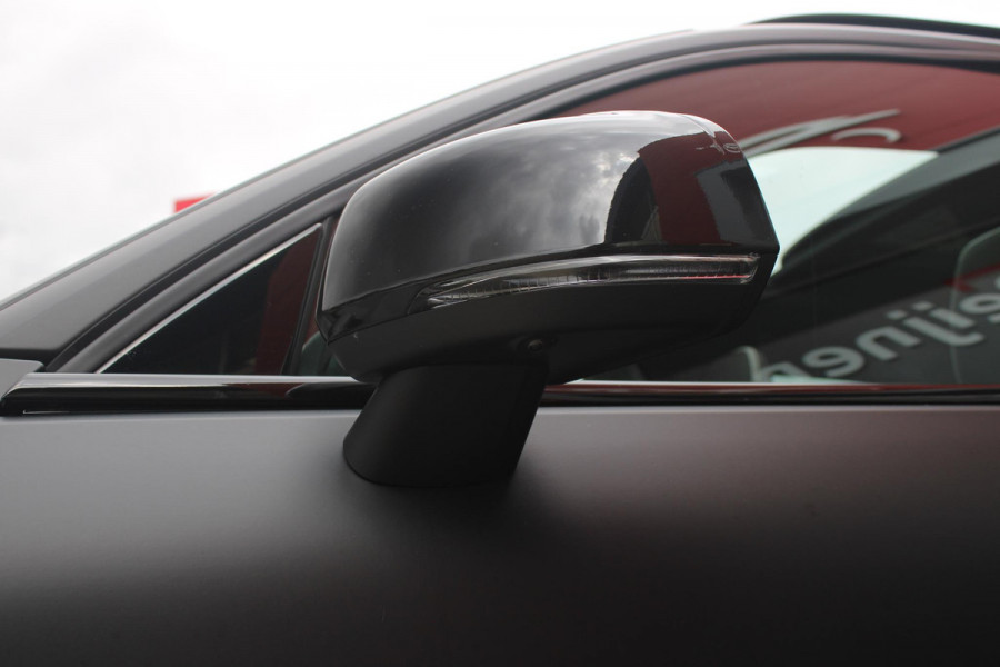 Volvo XC40 2.0 B4 197PK PLUS BLACK EDITION PANORAMISCH SCHUIF/KANTELDAK | LIGHTING PACK - MATRIX LED KOPLAMPEN MET REINIGINGSINSTALLATIE EN MISTLAMPEN | PREMIUM AUDIO BY HARMAN KARDON | APPLE CARPLAY/ANDROID AUTO | DRAADLOZE TELEFOONLADER | LICHTMETALEN VELGEN 20'' 5-SPAAKS BLACK EDITION | VISIUAL PARK ASSIST (360 GRADEN CAMERA) | PARKEERSENSOREN VOOR + ACHTER | BLIND SPOT INFORMATION SYSTEM (DODE HOEK BEWAKING) | INKLAPBARE TREKHAAK MET 2000KG TREKGEWICHT! | POWER SEATS - ELEKTRISCH VERSTELBARE VOORSTOELEN MET GEHEUGEN OP BESTUURDERSSTOEL | STOEL, STUUR EN VOORRUIT VERWARMING |