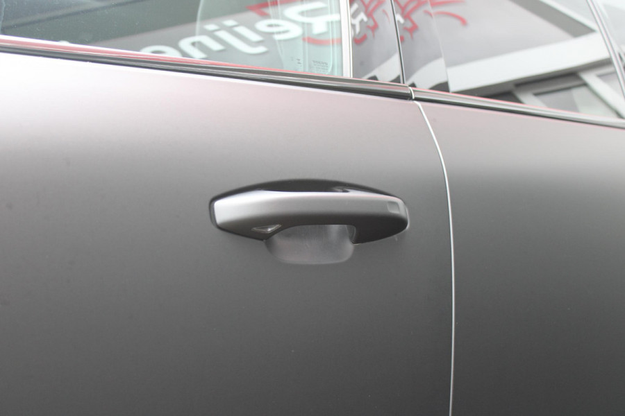 Volvo XC40 2.0 B4 197PK PLUS BLACK EDITION PANORAMISCH SCHUIF/KANTELDAK | LIGHTING PACK - MATRIX LED KOPLAMPEN MET REINIGINGSINSTALLATIE EN MISTLAMPEN | PREMIUM AUDIO BY HARMAN KARDON | APPLE CARPLAY/ANDROID AUTO | DRAADLOZE TELEFOONLADER | LICHTMETALEN VELGEN 20'' 5-SPAAKS BLACK EDITION | VISIUAL PARK ASSIST (360 GRADEN CAMERA) | PARKEERSENSOREN VOOR + ACHTER | BLIND SPOT INFORMATION SYSTEM (DODE HOEK BEWAKING) | INKLAPBARE TREKHAAK MET 2000KG TREKGEWICHT! | POWER SEATS - ELEKTRISCH VERSTELBARE VOORSTOELEN MET GEHEUGEN OP BESTUURDERSSTOEL | STOEL, STUUR EN VOORRUIT VERWARMING |