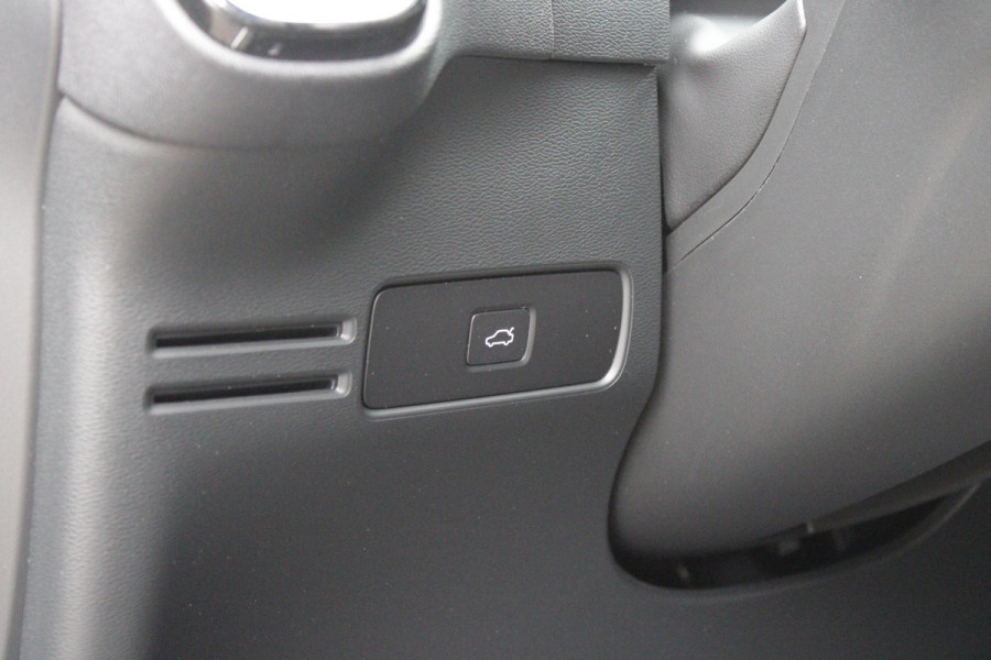 Volvo XC40 2.0 B4 197PK PLUS BLACK EDITION PANORAMISCH SCHUIF/KANTELDAK | LIGHTING PACK - MATRIX LED KOPLAMPEN MET REINIGINGSINSTALLATIE EN MISTLAMPEN | PREMIUM AUDIO BY HARMAN KARDON | APPLE CARPLAY/ANDROID AUTO | DRAADLOZE TELEFOONLADER | LICHTMETALEN VELGEN 20'' 5-SPAAKS BLACK EDITION | VISIUAL PARK ASSIST (360 GRADEN CAMERA) | PARKEERSENSOREN VOOR + ACHTER | BLIND SPOT INFORMATION SYSTEM (DODE HOEK BEWAKING) | INKLAPBARE TREKHAAK MET 2000KG TREKGEWICHT! | POWER SEATS - ELEKTRISCH VERSTELBARE VOORSTOELEN MET GEHEUGEN OP BESTUURDERSSTOEL | STOEL, STUUR EN VOORRUIT VERWARMING |