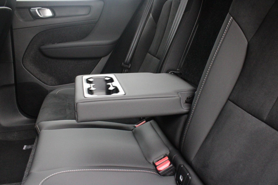 Volvo XC40 2.0 B4 197PK PLUS BLACK EDITION PANORAMISCH SCHUIF/KANTELDAK | LIGHTING PACK - MATRIX LED KOPLAMPEN MET REINIGINGSINSTALLATIE EN MISTLAMPEN | PREMIUM AUDIO BY HARMAN KARDON | APPLE CARPLAY/ANDROID AUTO | DRAADLOZE TELEFOONLADER | LICHTMETALEN VELGEN 20'' 5-SPAAKS BLACK EDITION | VISIUAL PARK ASSIST (360 GRADEN CAMERA) | PARKEERSENSOREN VOOR + ACHTER | BLIND SPOT INFORMATION SYSTEM (DODE HOEK BEWAKING) | INKLAPBARE TREKHAAK MET 2000KG TREKGEWICHT! | POWER SEATS - ELEKTRISCH VERSTELBARE VOORSTOELEN MET GEHEUGEN OP BESTUURDERSSTOEL | STOEL, STUUR EN VOORRUIT VERWARMING |