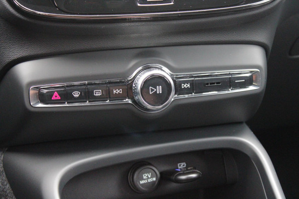 Volvo XC40 2.0 B4 197PK PLUS BLACK EDITION PANORAMISCH SCHUIF/KANTELDAK | LIGHTING PACK - MATRIX LED KOPLAMPEN MET REINIGINGSINSTALLATIE EN MISTLAMPEN | PREMIUM AUDIO BY HARMAN KARDON | APPLE CARPLAY/ANDROID AUTO | DRAADLOZE TELEFOONLADER | LICHTMETALEN VELGEN 20'' 5-SPAAKS BLACK EDITION | VISIUAL PARK ASSIST (360 GRADEN CAMERA) | PARKEERSENSOREN VOOR + ACHTER | BLIND SPOT INFORMATION SYSTEM (DODE HOEK BEWAKING) | INKLAPBARE TREKHAAK MET 2000KG TREKGEWICHT! | POWER SEATS - ELEKTRISCH VERSTELBARE VOORSTOELEN MET GEHEUGEN OP BESTUURDERSSTOEL | STOEL, STUUR EN VOORRUIT VERWARMING |