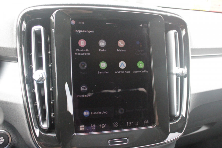 Volvo XC40 2.0 B4 197PK PLUS BLACK EDITION PANORAMISCH SCHUIF/KANTELDAK | LIGHTING PACK - MATRIX LED KOPLAMPEN MET REINIGINGSINSTALLATIE EN MISTLAMPEN | PREMIUM AUDIO BY HARMAN KARDON | APPLE CARPLAY/ANDROID AUTO | DRAADLOZE TELEFOONLADER | LICHTMETALEN VELGEN 20'' 5-SPAAKS BLACK EDITION | VISIUAL PARK ASSIST (360 GRADEN CAMERA) | PARKEERSENSOREN VOOR + ACHTER | BLIND SPOT INFORMATION SYSTEM (DODE HOEK BEWAKING) | INKLAPBARE TREKHAAK MET 2000KG TREKGEWICHT! | POWER SEATS - ELEKTRISCH VERSTELBARE VOORSTOELEN MET GEHEUGEN OP BESTUURDERSSTOEL | STOEL, STUUR EN VOORRUIT VERWARMING |