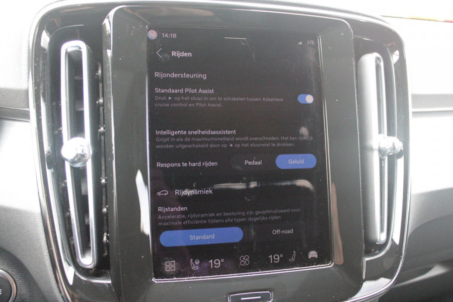 Volvo XC40 2.0 B4 197PK PLUS BLACK EDITION PANORAMISCH SCHUIF/KANTELDAK | LIGHTING PACK - MATRIX LED KOPLAMPEN MET REINIGINGSINSTALLATIE EN MISTLAMPEN | PREMIUM AUDIO BY HARMAN KARDON | APPLE CARPLAY/ANDROID AUTO | DRAADLOZE TELEFOONLADER | LICHTMETALEN VELGEN 20'' 5-SPAAKS BLACK EDITION | VISIUAL PARK ASSIST (360 GRADEN CAMERA) | PARKEERSENSOREN VOOR + ACHTER | BLIND SPOT INFORMATION SYSTEM (DODE HOEK BEWAKING) | INKLAPBARE TREKHAAK MET 2000KG TREKGEWICHT! | POWER SEATS - ELEKTRISCH VERSTELBARE VOORSTOELEN MET GEHEUGEN OP BESTUURDERSSTOEL | STOEL, STUUR EN VOORRUIT VERWARMING |