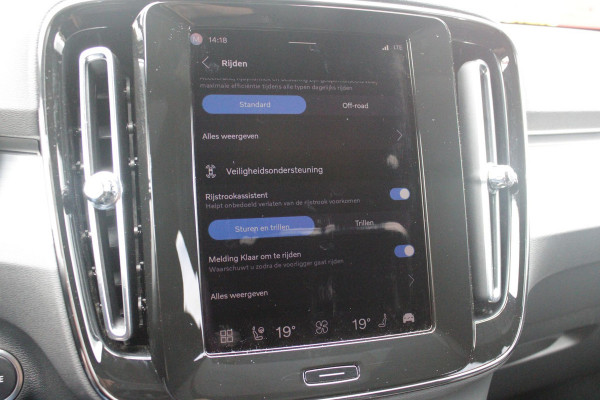 Volvo XC40 2.0 B4 197PK PLUS BLACK EDITION PANORAMISCH SCHUIF/KANTELDAK | LIGHTING PACK - MATRIX LED KOPLAMPEN MET REINIGINGSINSTALLATIE EN MISTLAMPEN | PREMIUM AUDIO BY HARMAN KARDON | APPLE CARPLAY/ANDROID AUTO | DRAADLOZE TELEFOONLADER | LICHTMETALEN VELGEN 20'' 5-SPAAKS BLACK EDITION | VISIUAL PARK ASSIST (360 GRADEN CAMERA) | PARKEERSENSOREN VOOR + ACHTER | BLIND SPOT INFORMATION SYSTEM (DODE HOEK BEWAKING) | INKLAPBARE TREKHAAK MET 2000KG TREKGEWICHT! | POWER SEATS - ELEKTRISCH VERSTELBARE VOORSTOELEN MET GEHEUGEN OP BESTUURDERSSTOEL | STOEL, STUUR EN VOORRUIT VERWARMING |