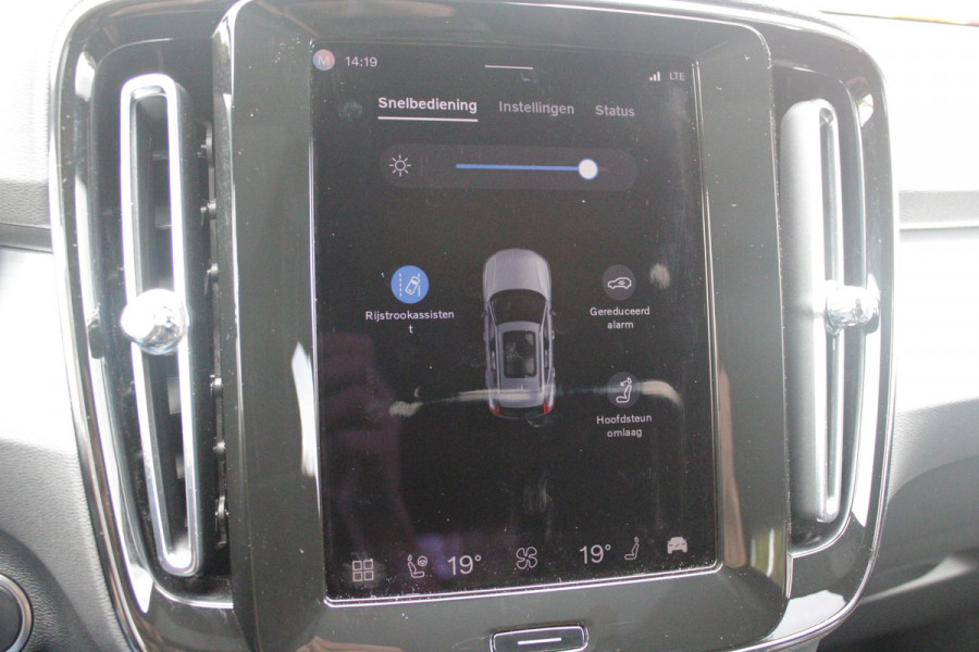 Volvo XC40 2.0 B4 197PK PLUS BLACK EDITION PANORAMISCH SCHUIF/KANTELDAK | LIGHTING PACK - MATRIX LED KOPLAMPEN MET REINIGINGSINSTALLATIE EN MISTLAMPEN | PREMIUM AUDIO BY HARMAN KARDON | APPLE CARPLAY/ANDROID AUTO | DRAADLOZE TELEFOONLADER | LICHTMETALEN VELGEN 20'' 5-SPAAKS BLACK EDITION | VISIUAL PARK ASSIST (360 GRADEN CAMERA) | PARKEERSENSOREN VOOR + ACHTER | BLIND SPOT INFORMATION SYSTEM (DODE HOEK BEWAKING) | INKLAPBARE TREKHAAK MET 2000KG TREKGEWICHT! | POWER SEATS - ELEKTRISCH VERSTELBARE VOORSTOELEN MET GEHEUGEN OP BESTUURDERSSTOEL | STOEL, STUUR EN VOORRUIT VERWARMING |