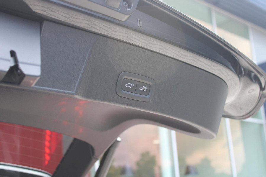 Volvo XC40 2.0 B4 197PK PLUS BLACK EDITION PANORAMISCH SCHUIF/KANTELDAK | LIGHTING PACK - MATRIX LED KOPLAMPEN MET REINIGINGSINSTALLATIE EN MISTLAMPEN | PREMIUM AUDIO BY HARMAN KARDON | APPLE CARPLAY/ANDROID AUTO | DRAADLOZE TELEFOONLADER | LICHTMETALEN VELGEN 20'' 5-SPAAKS BLACK EDITION | VISIUAL PARK ASSIST (360 GRADEN CAMERA) | PARKEERSENSOREN VOOR + ACHTER | BLIND SPOT INFORMATION SYSTEM (DODE HOEK BEWAKING) | INKLAPBARE TREKHAAK MET 2000KG TREKGEWICHT! | POWER SEATS - ELEKTRISCH VERSTELBARE VOORSTOELEN MET GEHEUGEN OP BESTUURDERSSTOEL | STOEL, STUUR EN VOORRUIT VERWARMING |