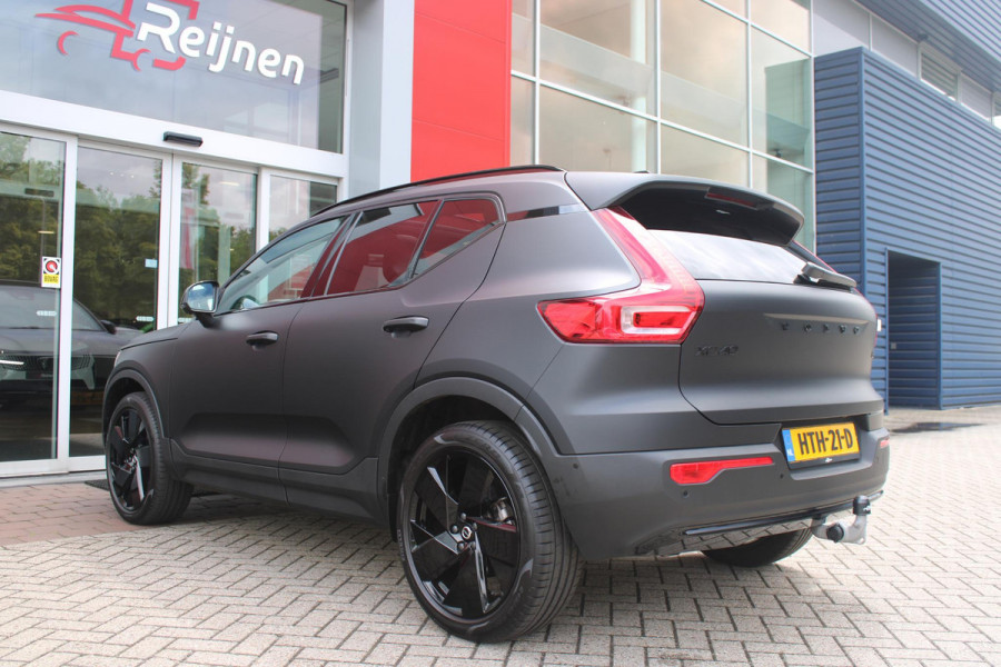 Volvo XC40 2.0 B4 197PK PLUS BLACK EDITION PANORAMISCH SCHUIF/KANTELDAK | LIGHTING PACK - MATRIX LED KOPLAMPEN MET REINIGINGSINSTALLATIE EN MISTLAMPEN | PREMIUM AUDIO BY HARMAN KARDON | APPLE CARPLAY/ANDROID AUTO | DRAADLOZE TELEFOONLADER | LICHTMETALEN VELGEN 20'' 5-SPAAKS BLACK EDITION | VISIUAL PARK ASSIST (360 GRADEN CAMERA) | PARKEERSENSOREN VOOR + ACHTER | BLIND SPOT INFORMATION SYSTEM (DODE HOEK BEWAKING) | INKLAPBARE TREKHAAK MET 2000KG TREKGEWICHT! | POWER SEATS - ELEKTRISCH VERSTELBARE VOORSTOELEN MET GEHEUGEN OP BESTUURDERSSTOEL | STOEL, STUUR EN VOORRUIT VERWARMING |