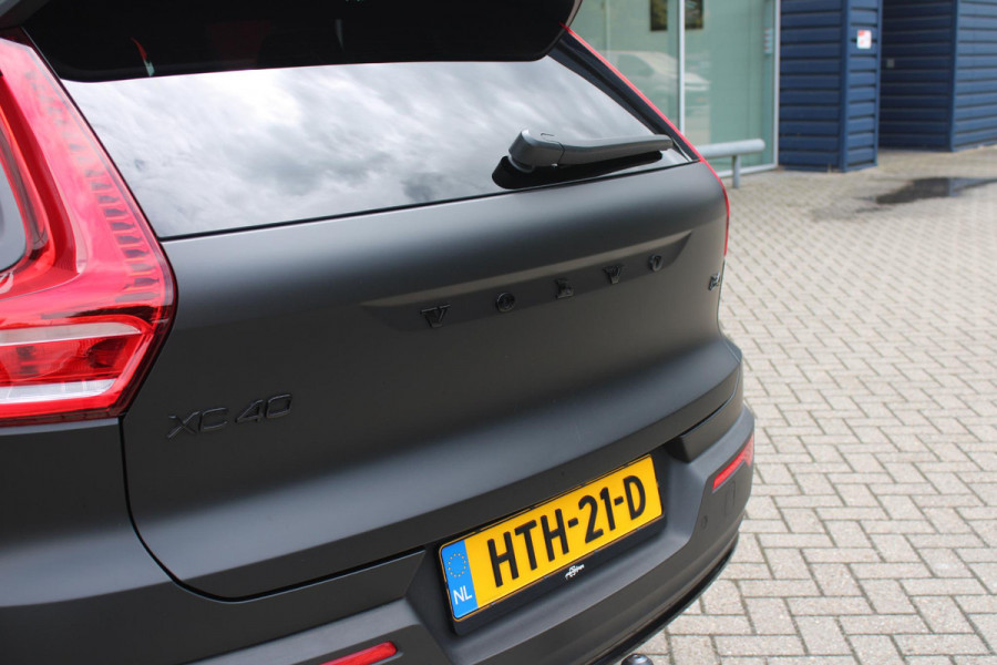 Volvo XC40 2.0 B4 197PK PLUS BLACK EDITION PANORAMISCH SCHUIF/KANTELDAK | LIGHTING PACK - MATRIX LED KOPLAMPEN MET REINIGINGSINSTALLATIE EN MISTLAMPEN | PREMIUM AUDIO BY HARMAN KARDON | APPLE CARPLAY/ANDROID AUTO | DRAADLOZE TELEFOONLADER | LICHTMETALEN VELGEN 20'' 5-SPAAKS BLACK EDITION | VISIUAL PARK ASSIST (360 GRADEN CAMERA) | PARKEERSENSOREN VOOR + ACHTER | BLIND SPOT INFORMATION SYSTEM (DODE HOEK BEWAKING) | INKLAPBARE TREKHAAK MET 2000KG TREKGEWICHT! | POWER SEATS - ELEKTRISCH VERSTELBARE VOORSTOELEN MET GEHEUGEN OP BESTUURDERSSTOEL | STOEL, STUUR EN VOORRUIT VERWARMING |