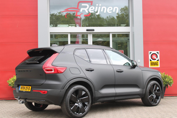 Volvo XC40 2.0 B4 197PK PLUS BLACK EDITION PANORAMISCH SCHUIF/KANTELDAK | LIGHTING PACK - MATRIX LED KOPLAMPEN MET REINIGINGSINSTALLATIE EN MISTLAMPEN | PREMIUM AUDIO BY HARMAN KARDON | APPLE CARPLAY/ANDROID AUTO | DRAADLOZE TELEFOONLADER | LICHTMETALEN VELGEN 20'' 5-SPAAKS BLACK EDITION | VISIUAL PARK ASSIST (360 GRADEN CAMERA) | PARKEERSENSOREN VOOR + ACHTER | BLIND SPOT INFORMATION SYSTEM (DODE HOEK BEWAKING) | INKLAPBARE TREKHAAK MET 2000KG TREKGEWICHT! | POWER SEATS - ELEKTRISCH VERSTELBARE VOORSTOELEN MET GEHEUGEN OP BESTUURDERSSTOEL | STOEL, STUUR EN VOORRUIT VERWARMING |