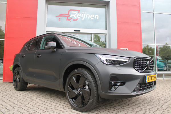 Volvo XC40 2.0 B4 197PK PLUS BLACK EDITION PANORAMISCH SCHUIF/KANTELDAK | LIGHTING PACK - MATRIX LED KOPLAMPEN MET REINIGINGSINSTALLATIE EN MISTLAMPEN | PREMIUM AUDIO BY HARMAN KARDON | APPLE CARPLAY/ANDROID AUTO | DRAADLOZE TELEFOONLADER | LICHTMETALEN VELGEN 20'' 5-SPAAKS BLACK EDITION | VISIUAL PARK ASSIST (360 GRADEN CAMERA) | PARKEERSENSOREN VOOR + ACHTER | BLIND SPOT INFORMATION SYSTEM (DODE HOEK BEWAKING) | INKLAPBARE TREKHAAK MET 2000KG TREKGEWICHT! | POWER SEATS - ELEKTRISCH VERSTELBARE VOORSTOELEN MET GEHEUGEN OP BESTUURDERSSTOEL | STOEL, STUUR EN VOORRUIT VERWARMING |