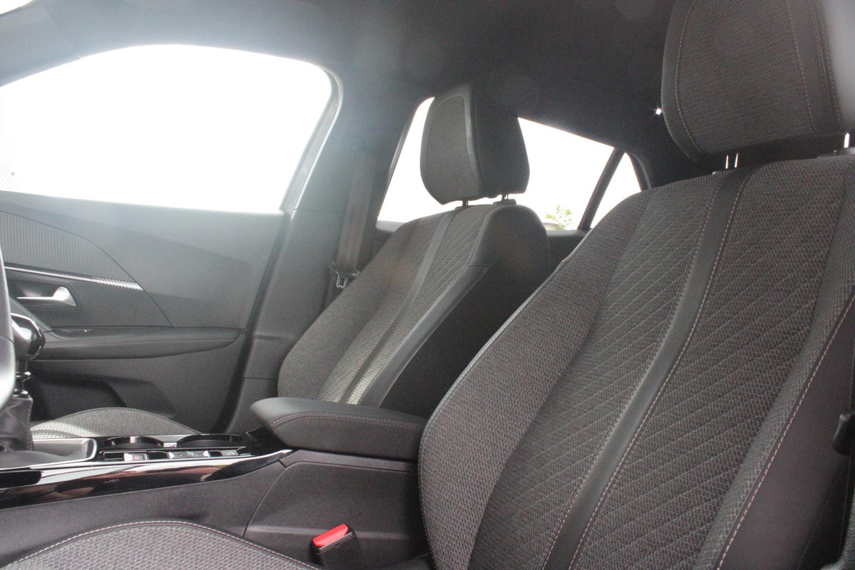 Peugeot 2008 1.2 100PK ALLURE | TREKHAAK | CAMERA VOOR + ACHTER | NAVIGATIE | DRAADLOZE APPLE CARPLAY/ANDROID AUTO | LED KOPLAMPEN | ALL SEASON BANDEN | ADAPTIVE CRUISE CONTROL | DODEHOEK DETECTIE | CLIMATE CONTROL | DAB+ RADIO |